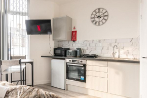 Cosy Cardiff Apartments - Garden Lounge
